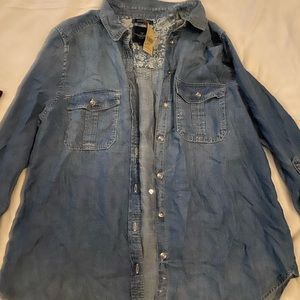 AMERICAN EAGLE BOYFRIEND FIT DENIM BUTTON UP!